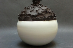 Vase à écailles, grès blanc émaillé et grès noir, hauteur 25cm, diamètre 20cm.